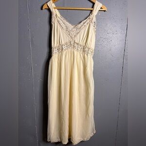 Vintage nightgown with lace detailing in size Small